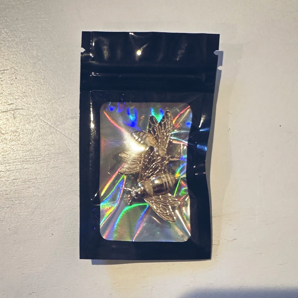 [ 2 FOR $10 ] 🐝 MINI METAL BEE MAGNETS - Picture 4 of 5